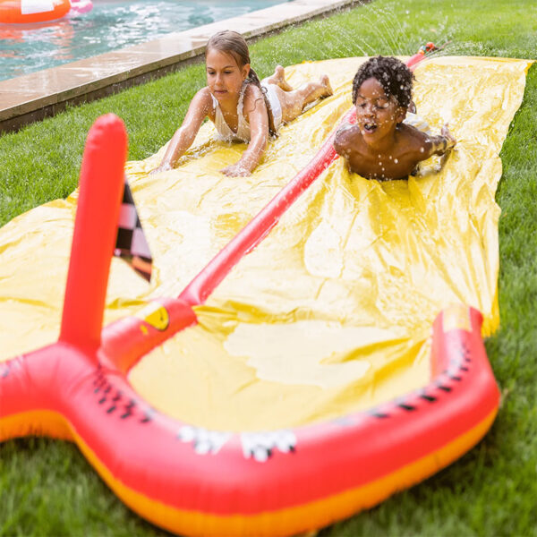 Enfants sur le toboggan Swim Essentials