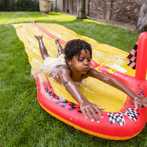 Petit garçon sur le toboggan Swim Essentials