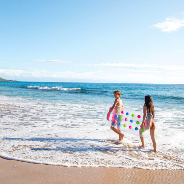 Matelas gonflable transparent à poche Intex à la plage